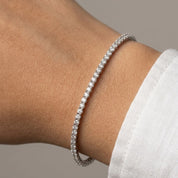 Pulsera Silver plateado para mujer con circones brillantes, joya waterproof ideal para el diario. Resistente al agua, estilo elegante y duradero en tono plateado y elegante.