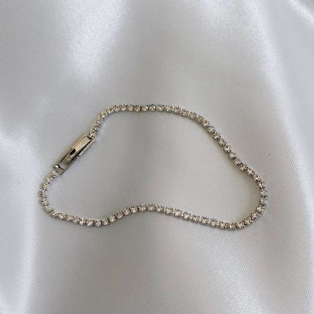 Pulsera Silver plateado para mujer con circones brillantes, joya waterproof ideal para el diario. Resistente al agua, estilo elegante y duradero en tono plateado y elegante.