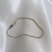 Pulsera Silver plateado para mujer con circones brillantes, joya waterproof ideal para el diario. Resistente al agua, estilo elegante y duradero en tono plateado y elegante.