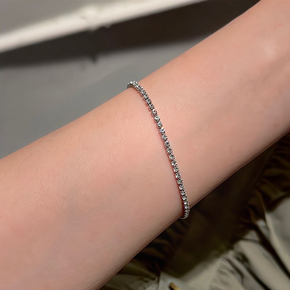 Pulsera Silver plateado para mujer con circones brillantes, joya waterproof ideal para el diario. Resistente al agua, estilo elegante y duradero en tono plateado y elegante.