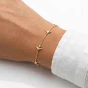 Pulsera para mujer estilo minimalista con dijes de aviones. Joya waterproof con acabado duradero, perfecta como regalo femenino especial y único Gran calidad.