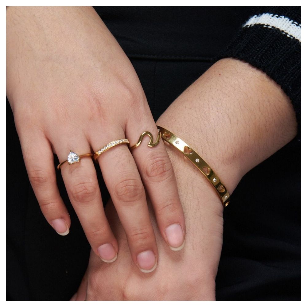 Puñera elegante waterproof combinalo con anillos dorados - Azzia