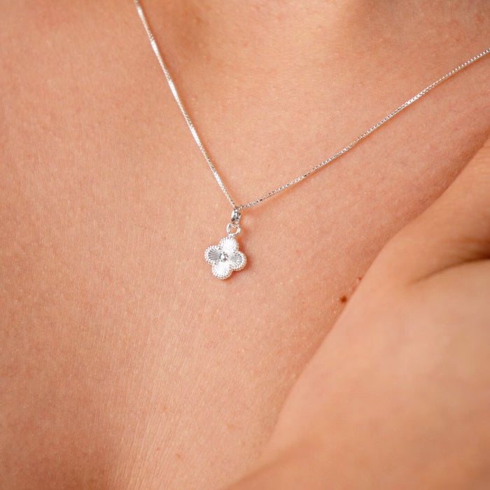SET COLLAR Y ARETES TRÉBOL PLATA925