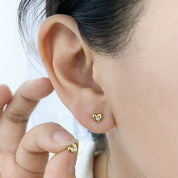 Close up de aretes Ariana con circones y diseño elegante