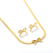 Set de collar y aretes lazo, acero 18k waterproof. Joyas de acero quirurgico elegantes y duraderas que elevan tu estilo diario. ¡Descúbrelas ahora! Azzia