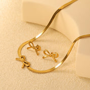 Set de collar y aretes lazo, acero 18k waterproof. Joyas de acero quirurgico elegantes y duraderas que elevan tu estilo diario. ¡Descúbrelas ahora! Azzia