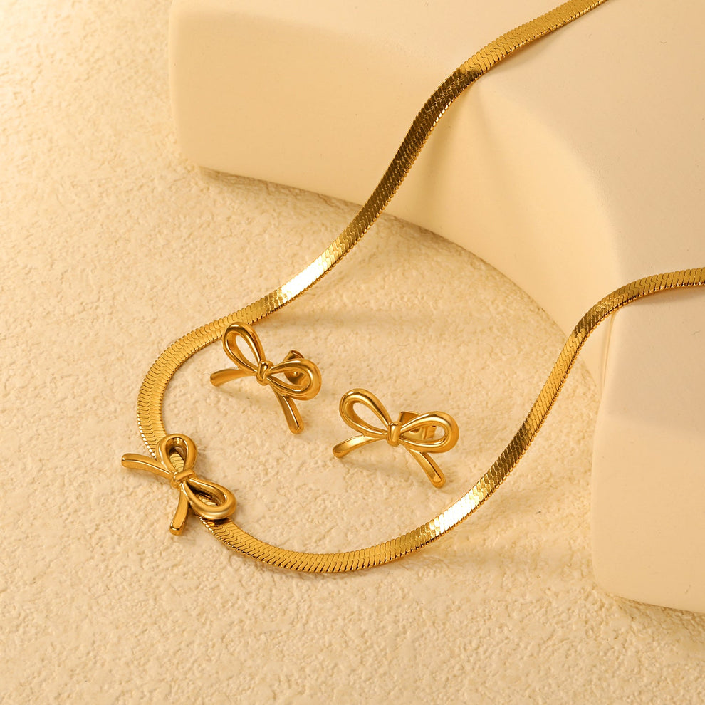 Set de collar y aretes lazo, acero 18k waterproof. Joyas de acero quirurgico elegantes y duraderas que elevan tu estilo diario. ¡Descúbrelas ahora! Azzia