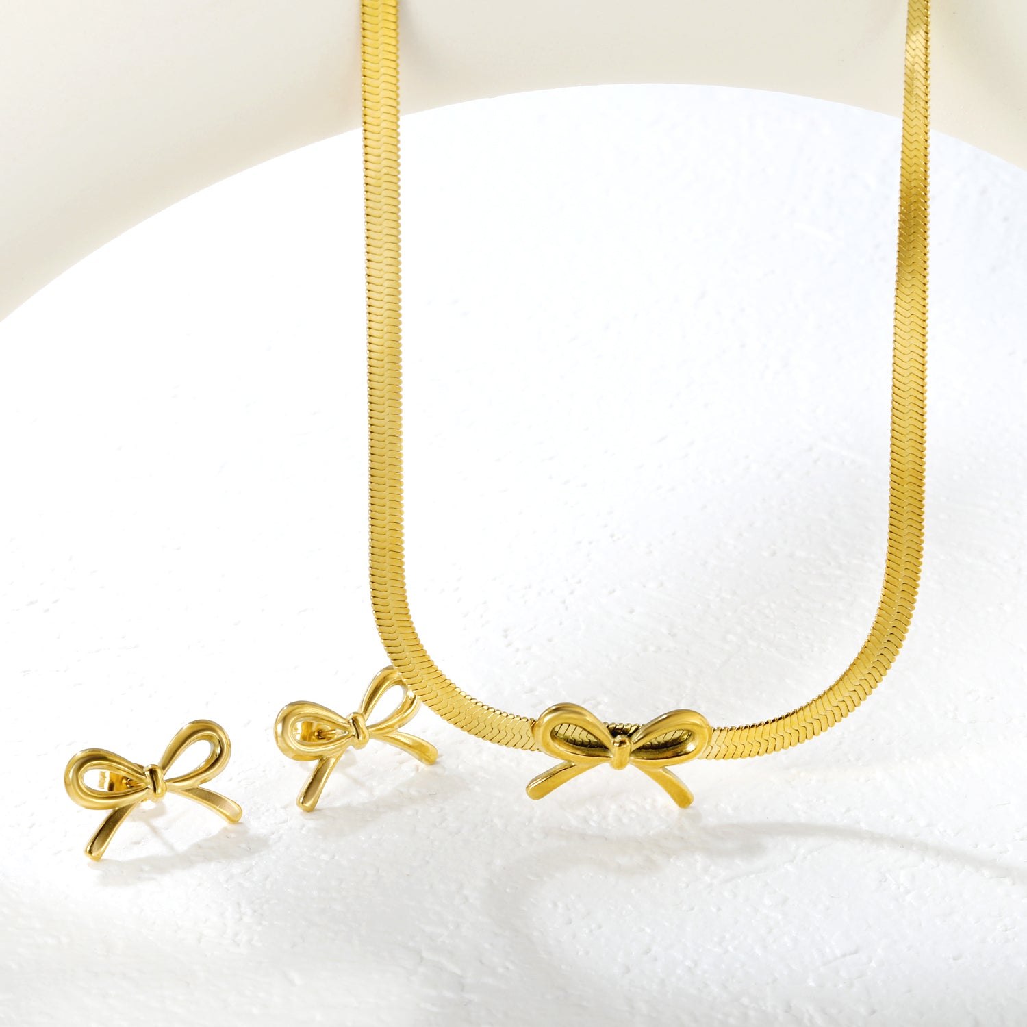 Set de collar y aretes lazo, acero 18k waterproof. Joyas de acero quirurgico elegantes y duraderas que elevan tu estilo diario. ¡Descúbrelas ahora! Azzia
