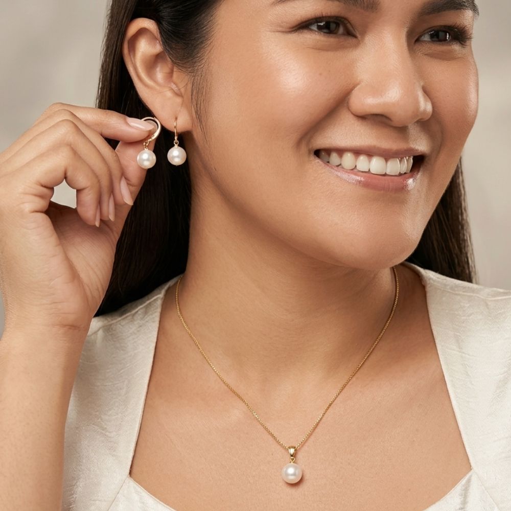 Descubre el set de collar y aretes de perlas minimalistas waterproof, joyas elegantes para un look femenino y fresco. ¡Perfecto para cualquier ocasión! Azzia Joyeria