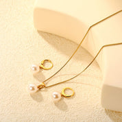 Descubre el set de collar y aretes de perlas minimalistas waterproof, joyas elegantes para un look femenino y fresco. ¡Perfecto para cualquier ocasión! Azzia Joyeria