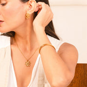 Pulsera lisa dorada waterproof, talla medium. Acero 316L enchapado en oro 18k: no se oxida, no mancha la piel. Minimalista y resistente al agua. Envío a todo el Perú