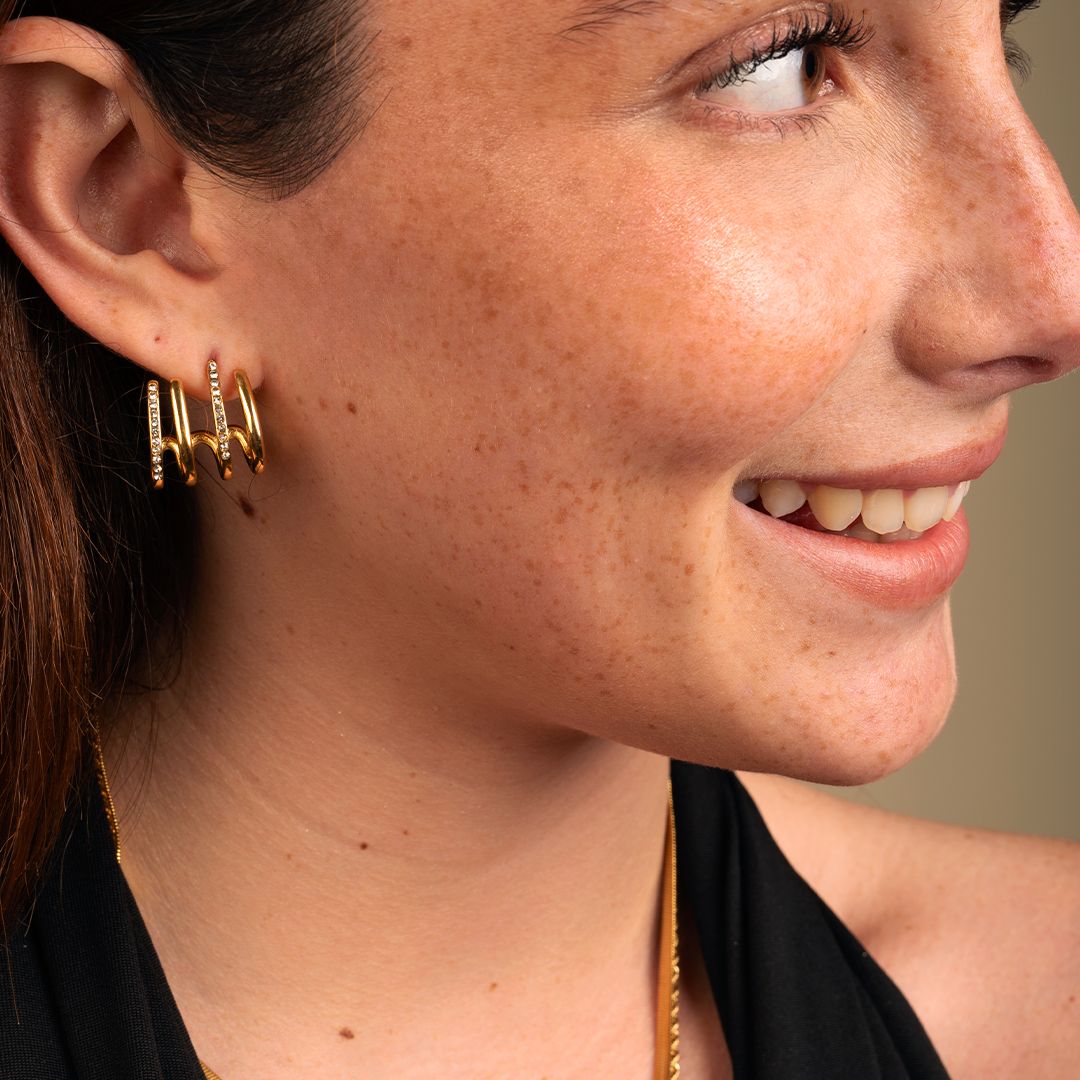 Aretes Golden Flow: elegancia resistente al agua en acero inoxidable oro 18K. Diseño cuádruple con brillo en movimiento. Lleva el estilo contigo. Azzia Joyeria