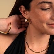 Aretes Golden Flow: elegancia resistente al agua en acero inoxidable oro 18K. Diseño cuádruple con brillo en movimiento. Lleva el estilo contigo. Azzia Joyeria