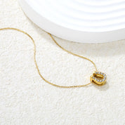 Descubre el Collar Dije Herradura Waterproof: un accesorio moderno y versátil que complementa tus outfits casuales y formales. ¡Estilo y durabilidad - Azzia Joyeria
