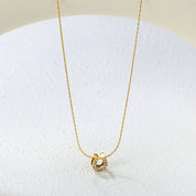 Descubre el Collar Dije Herradura Waterproof: un accesorio moderno y versátil que complementa tus outfits casuales y formales. ¡Estilo y durabilidad - Azzia Joyeria