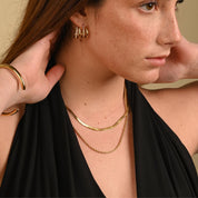 Collar Doble Fátima, sofisticación impermeable con cadena snake y cordón dorado. Ideal para un estilo diario único y elegante. ¡Azzia Joyería!