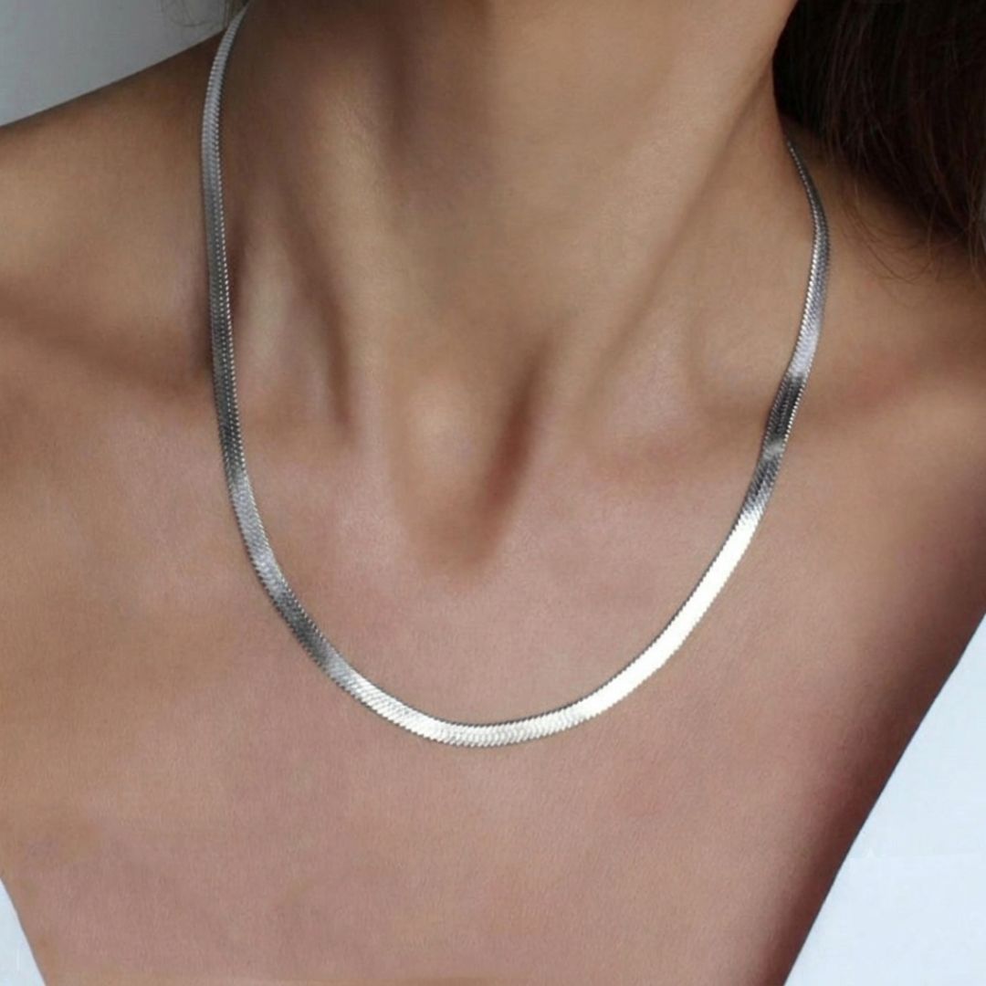 collar-snake-lili-plateado-en-modelo.jpg