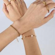 Pulsera Perla Brillante Waterproof en acero 316L enchapado en oro 18k: no se oxida, no pierde el color. Waterproof e hipoalergénico. Envío a todo el Perú.